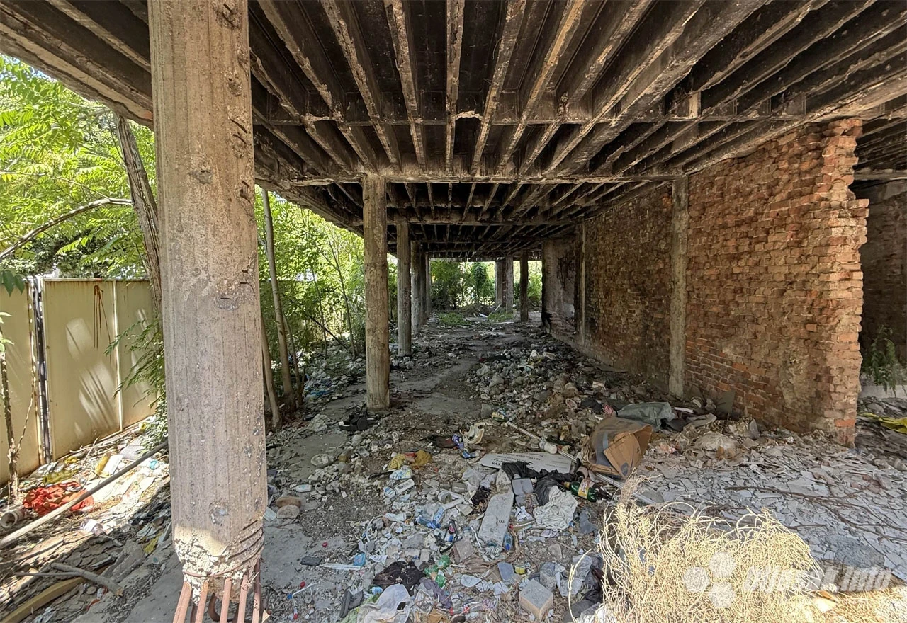 Pogled sa Španjolskog trga na statke zgrade koja je pretvorena u deponiju u centru grada