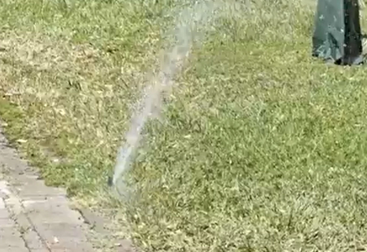 VIDEO | Prskalice u Zrinjevcu pored travnjaka navodnjavaju stazu i klupe