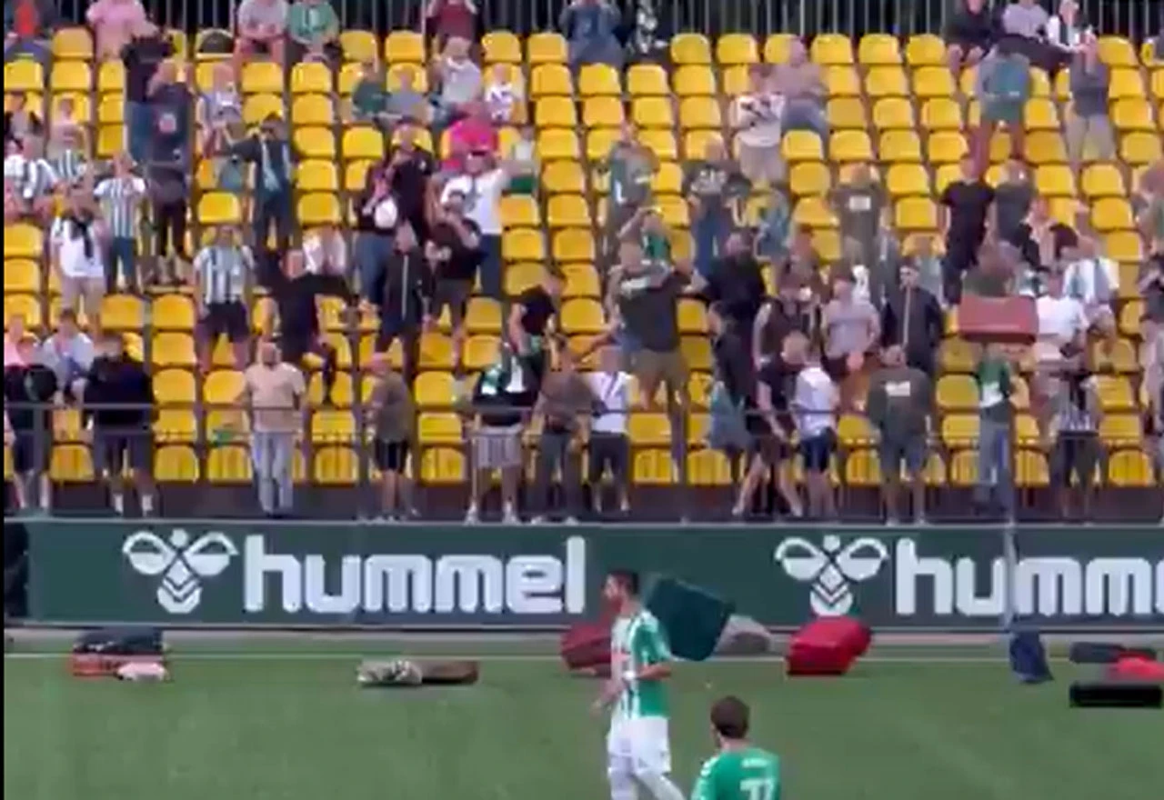 VIDEO | Navijači bacali kofere u teren zbog trenera