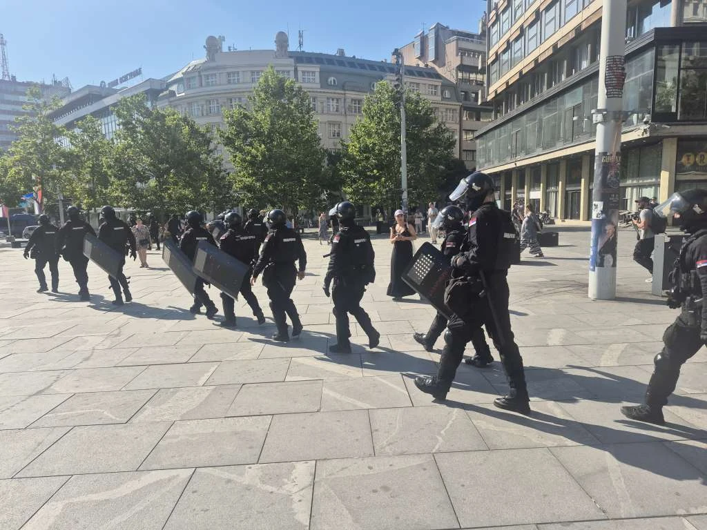 Napetosti u Beogradu: Policija razdvajala pristalice SNS-a i antivladine prosvjednike