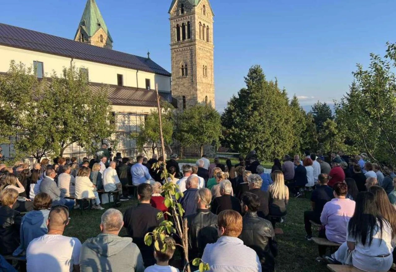 Premijera predstave "Čaša" izvedena u samostanu Guča Gora