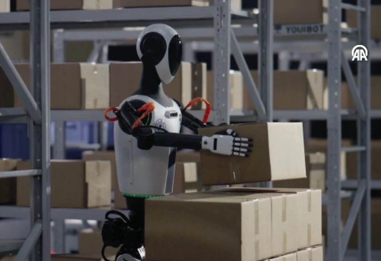 VIDEO | Kina predstavila prvog humanoidnog robota