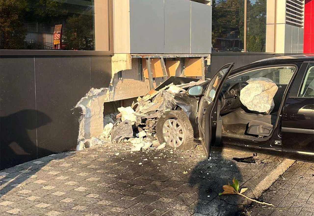 Prometna nesreća na Trnu, ozlijeđena jedna osoba, velika materijalna šteta