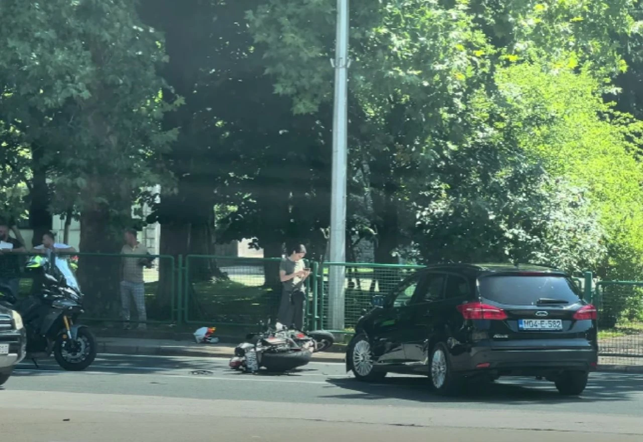 Sudar motocikla i automobila na ulazu u Jablanicu