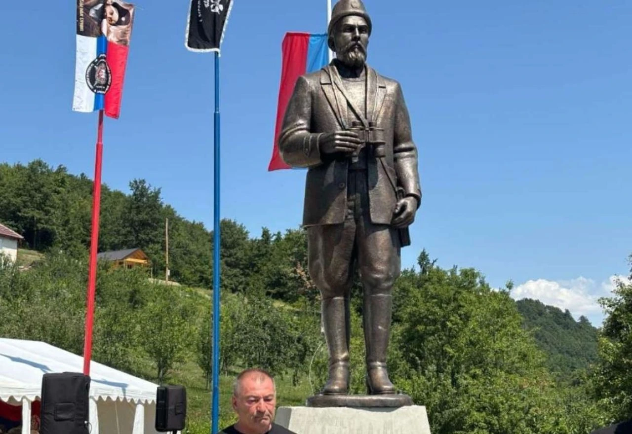 Mitropolit SPC u Crnoj Gori otkrio nezakonito postavljen spomenik četničkom zločincu