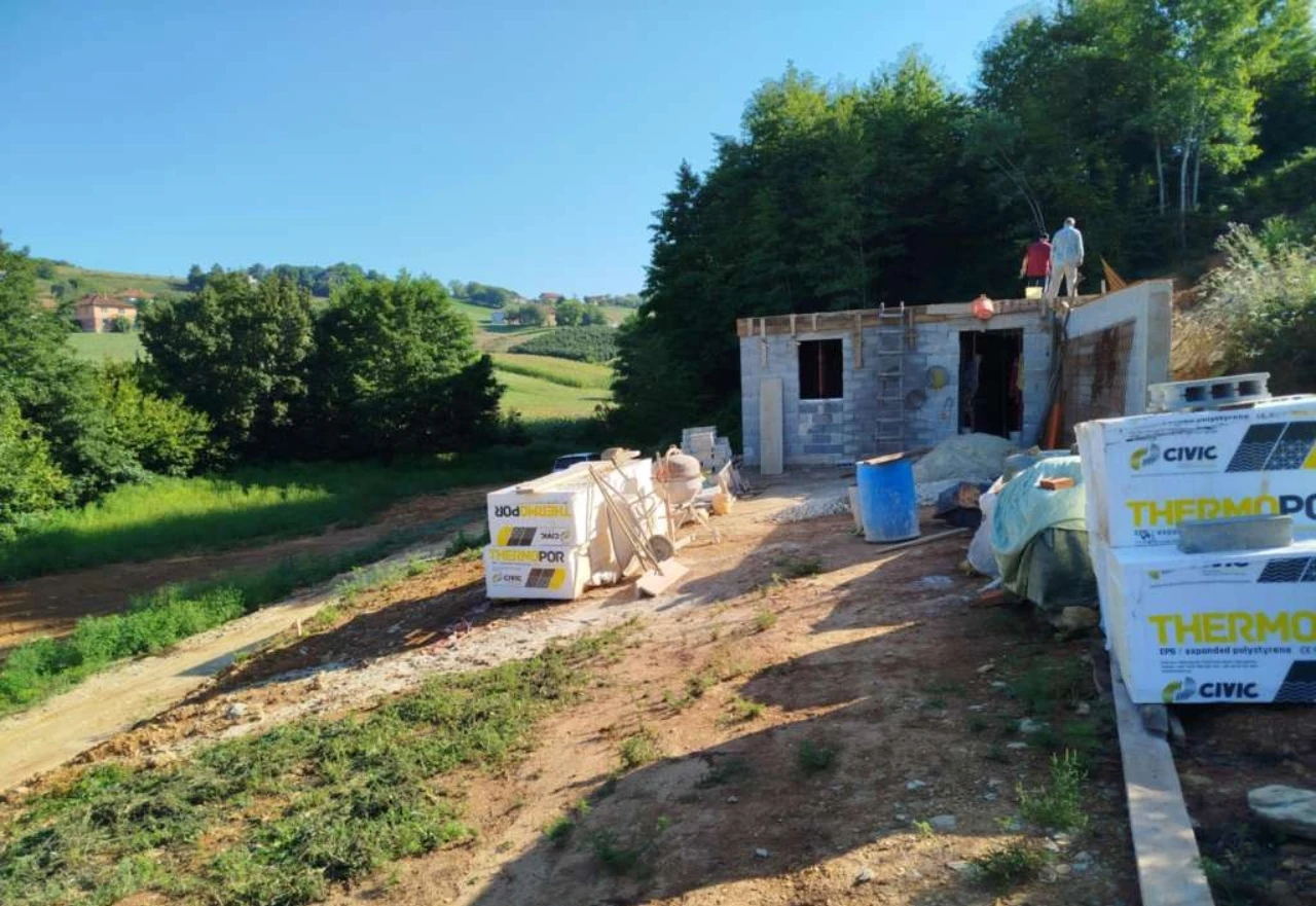 Susjedi poklonili zemlju i grade kuću šesteročlanoj obitelji