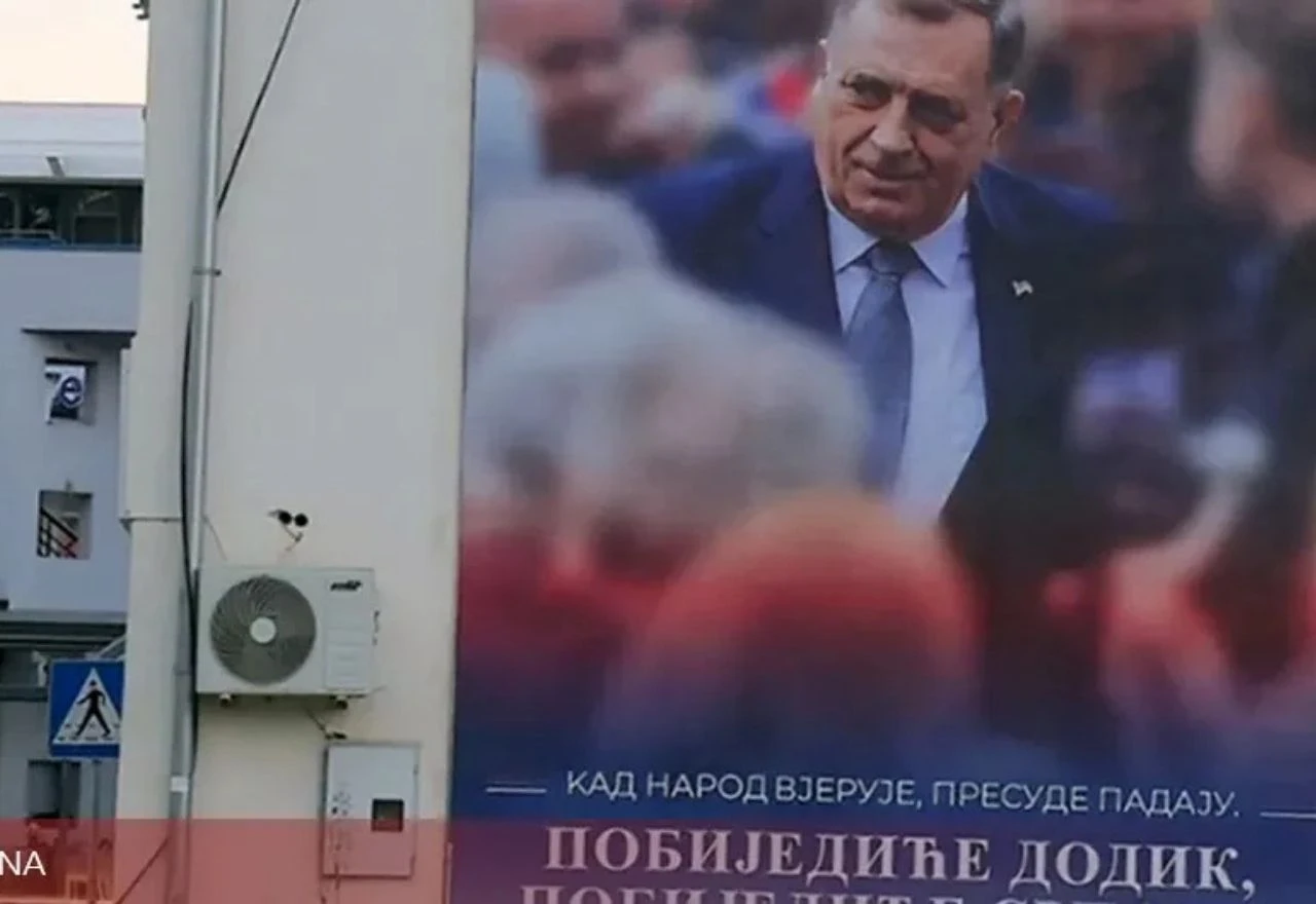 Poruka s bilborda: "Pobijedit će Dodik, pobijedit će RS"