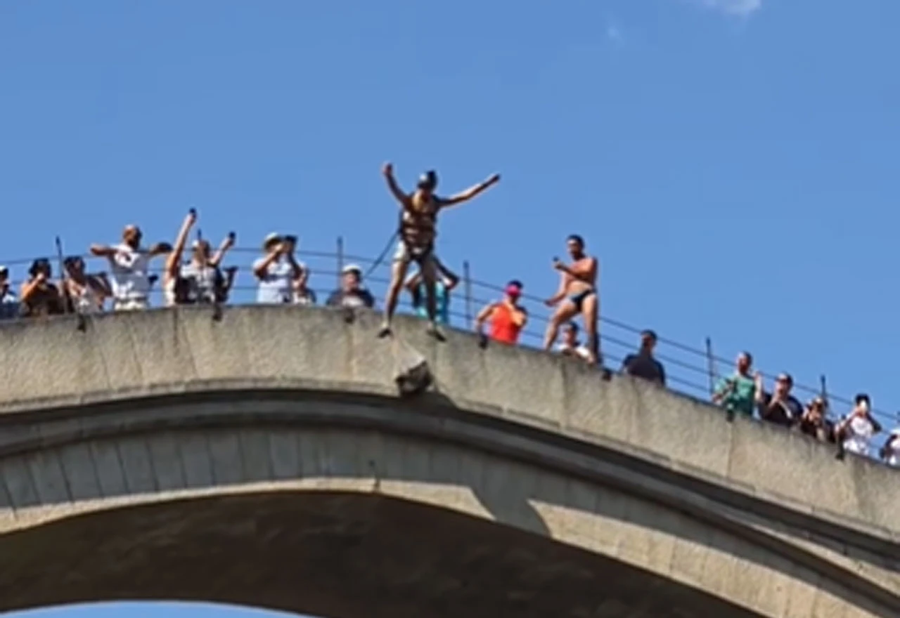 VIDEO | Neobičan skok sa Starog mosta