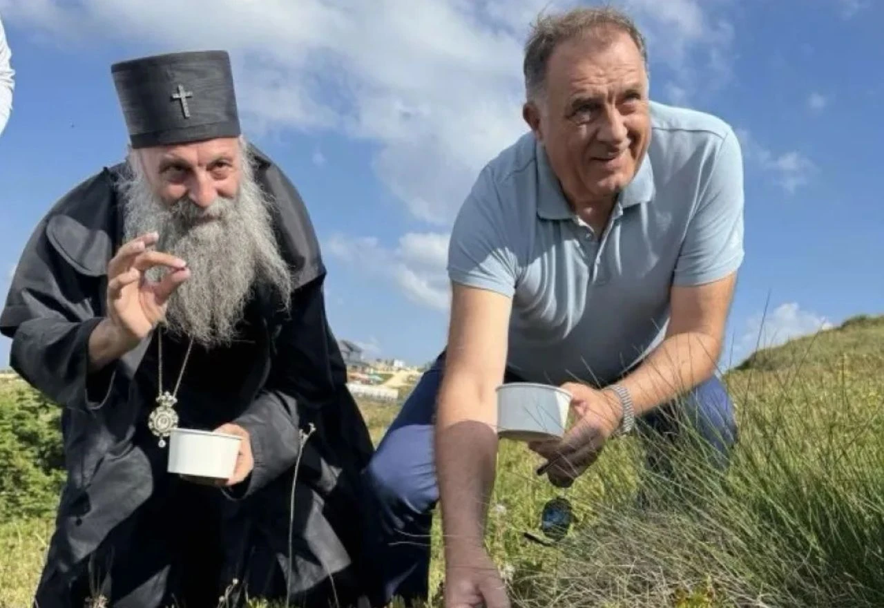 VIDEO |  Slatki plodovi usred gorke presude: Dodik bere borovnice na Jahorini