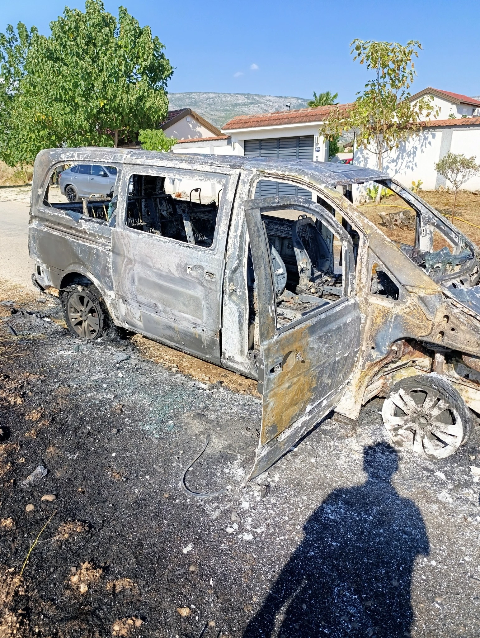 Tri intervencije u sat vremena: Gorio kombi, požar prijetio stambenim objektima
