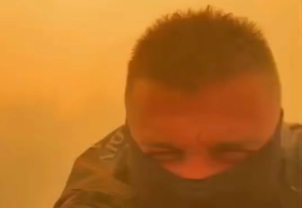 VIDEO | Dramatični snimak: Vatrogasac okružen vatrom
