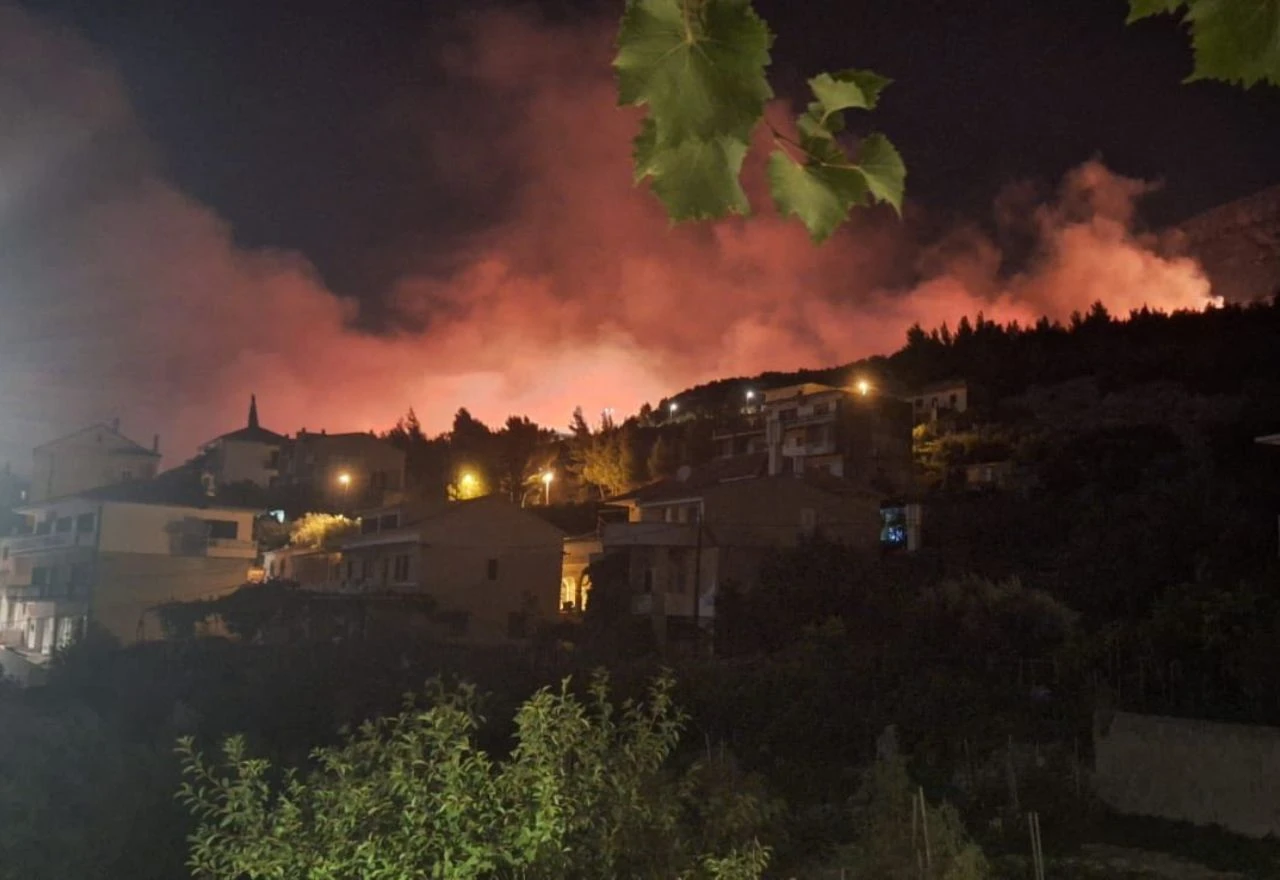 Požar u Jesenicama kod Splita još uvijek nije lokaliziran: Jak vjetar otežava stanje