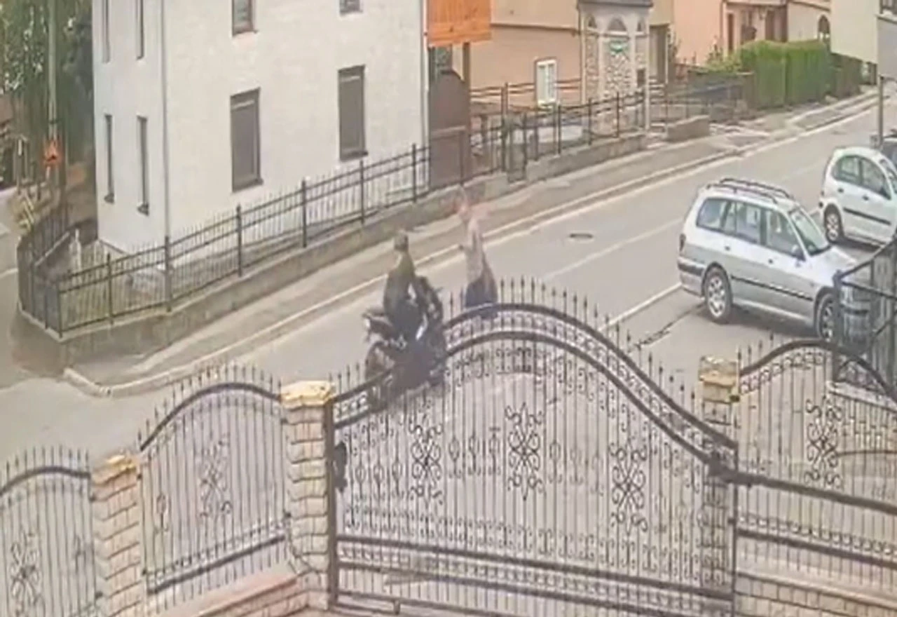 VIDEO | Snimka prometne nesreće u Gradačcu: Pješak ozlijeđen nakon udara motocikla