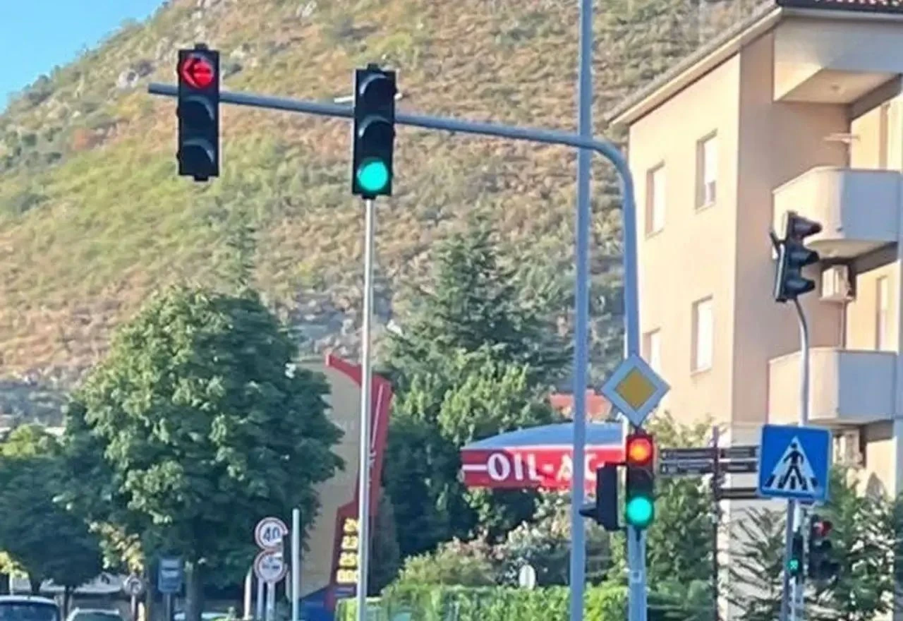 Mostarski semafor poručio vozačima ''Požurite polako''