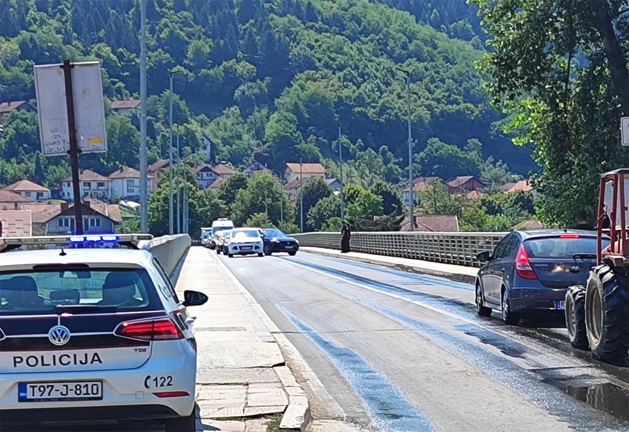 Autom blokirao promet zbog nezadovoljstva trenutačnom političkom situacijom