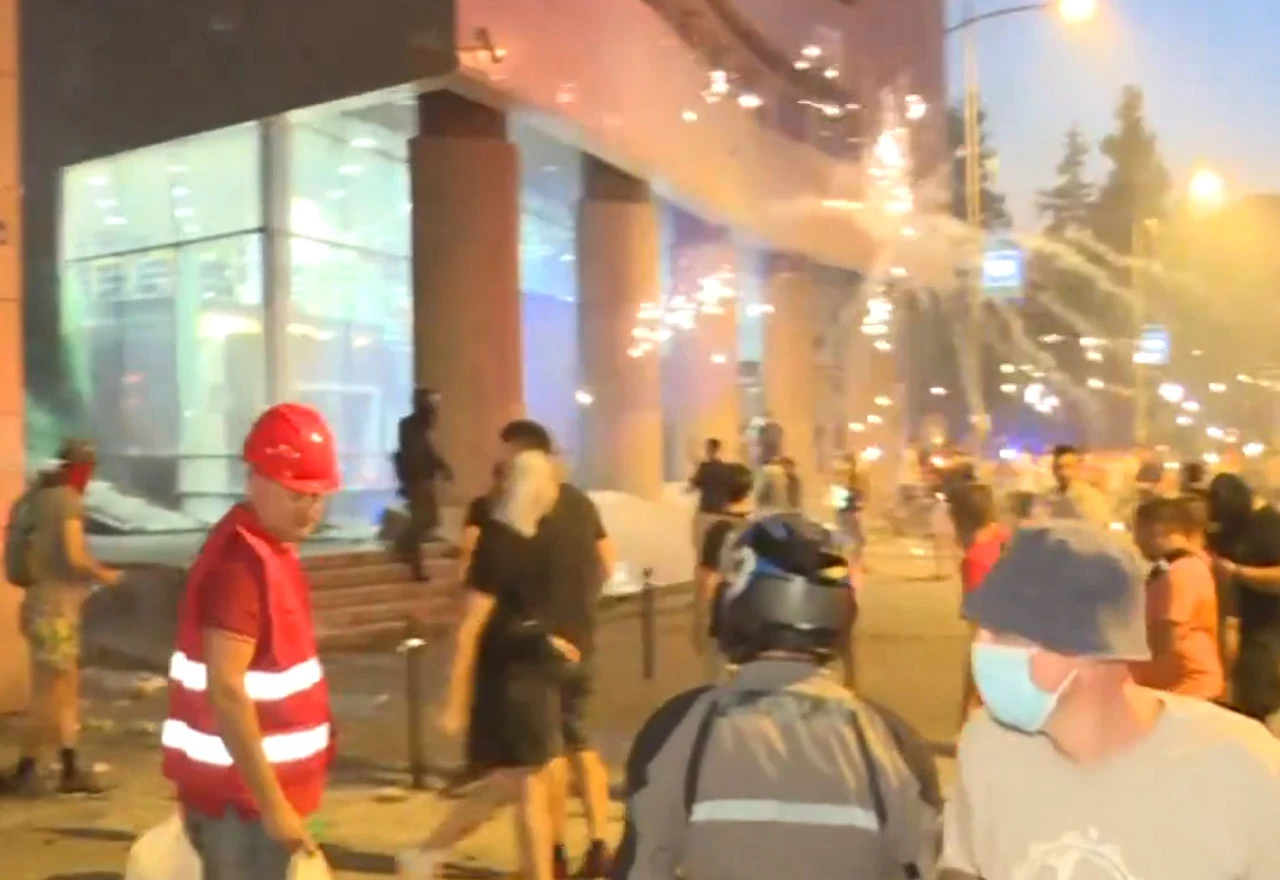 VIDEO | Napeto u Srbiji: Masa prosvjednika zasuta pirotehnikom