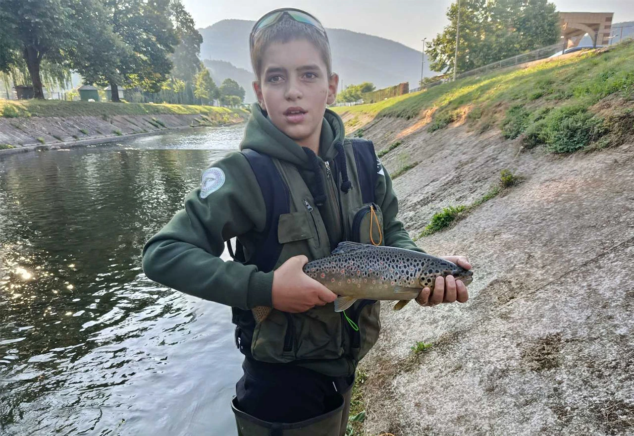 FOTO | Mladi mostarski ribolovci na Dragači: Fly fishing kamp u Fojnici spaja sport i ekologiju