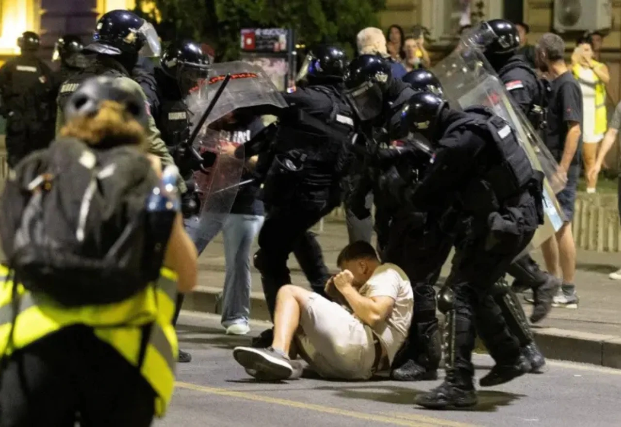Sukobi u Srbiji: Ozlijeđeno do 80 ljudi i 27 policajaca, privedeno 47 osoba