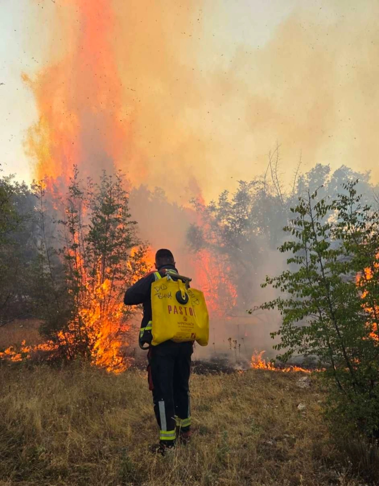 FOTO | Požar iz Slipčića širi se prema Buni i Žitomislićima