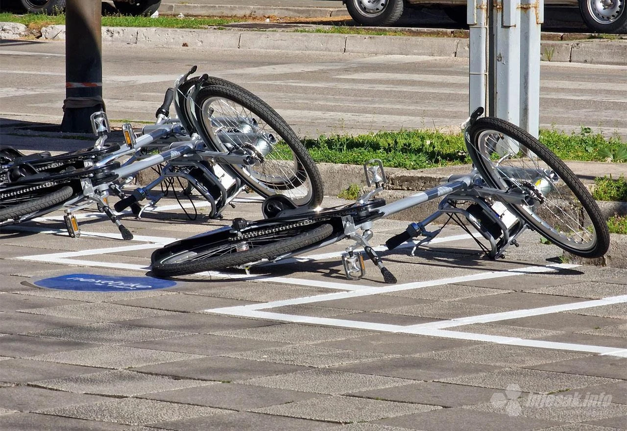 Javni bicikli u Mostaru meta lopova i vandalizma, turisti ih rijetko koriste