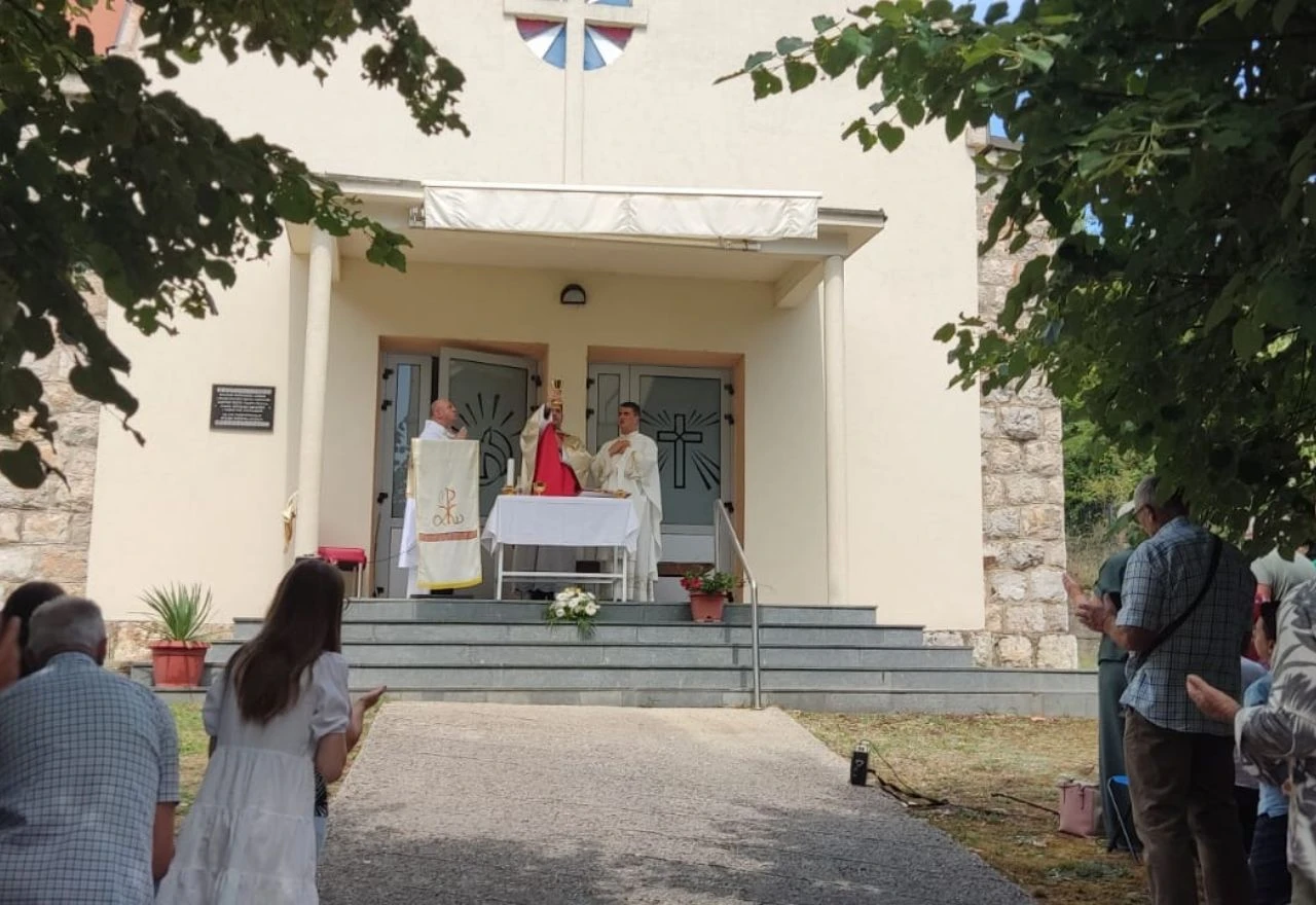 Mnoštvo vjernika na Veliku Gospu u Kostajnici pokraj Konjica sudjelovali na Misnom slavlju