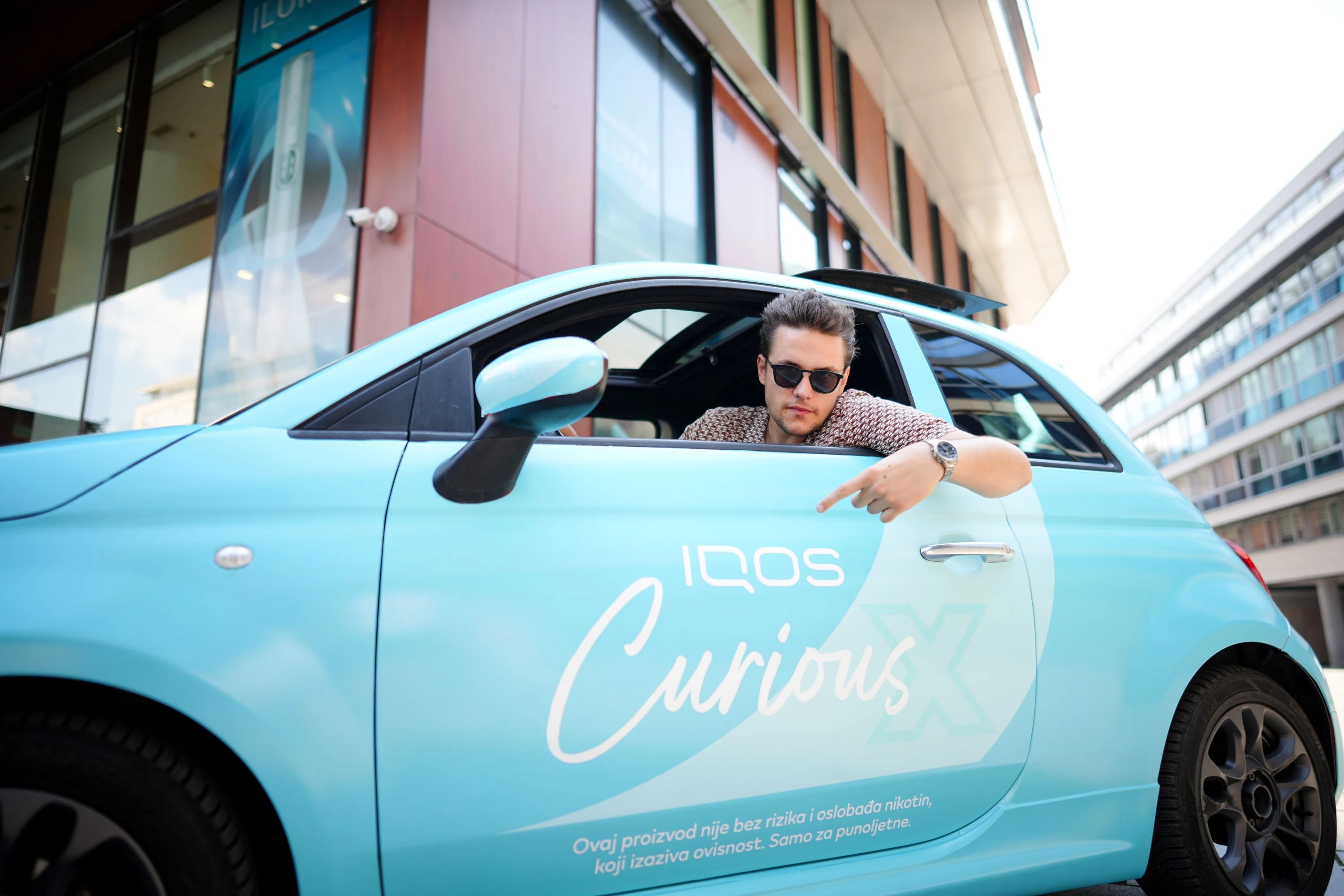 Neobičan taxi, poznato lice – IQOS Curious Cab kruži Sarajevom!