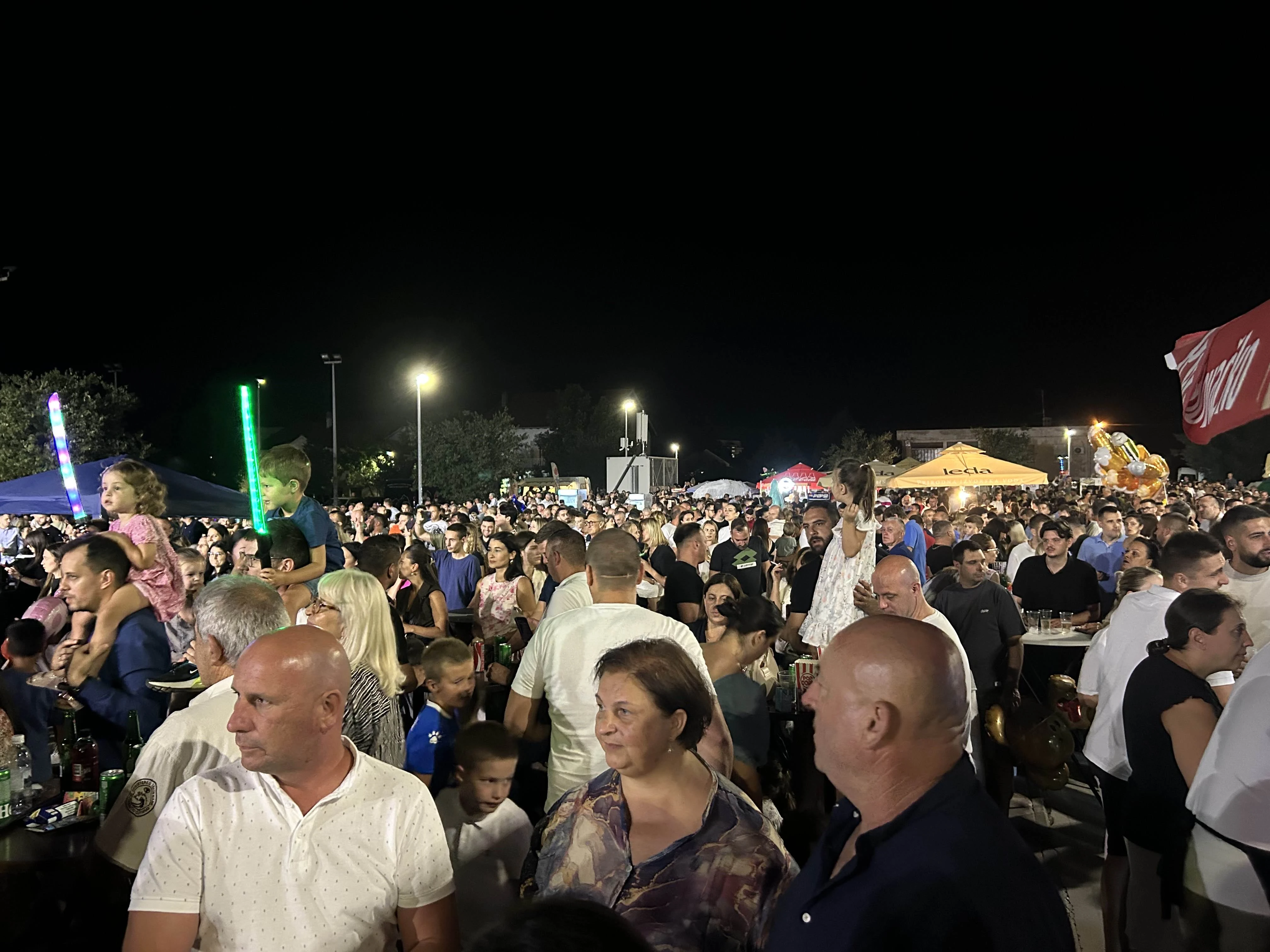 FOTO/VIDEO: Antoniette Čerkez i Slavonia Band večeras oduševljavaju Široki Brijeg