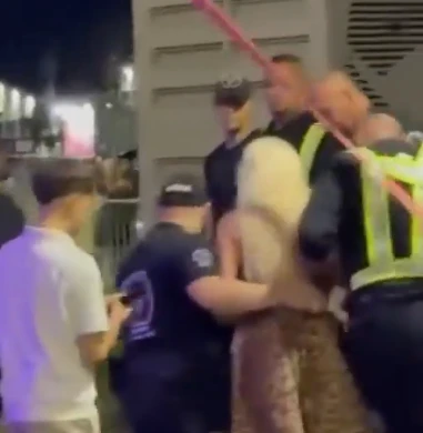 Građani prekinuli koncert, Jelenu Karleušu evakuirala policija