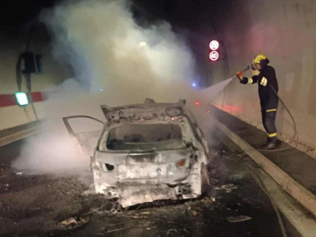 FOTO | Drama u tunelu Ivan: Izgorio automobil, četvero putnika spašeno
