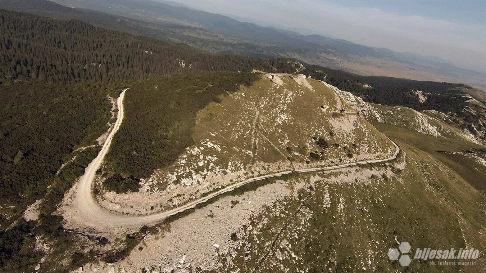 Pogled na vrh sa sjeverno-zapadne strane. U daljini se vide naselja u Kupreškom polju, Blagaj, Zlosela i Kupres u daljini
