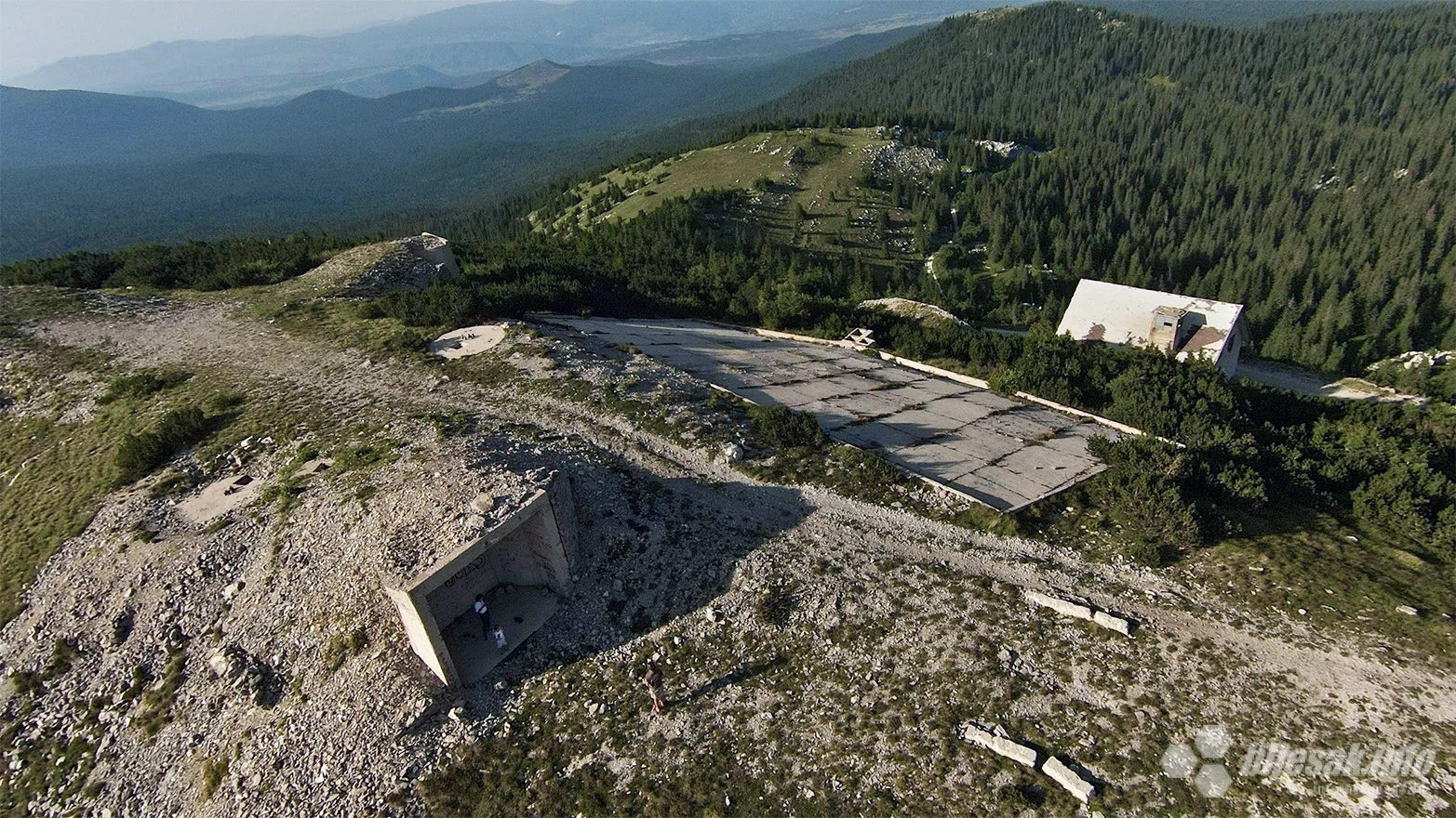 Ostaci nekadašnjeg vojnog kompleksa, vjerojatno radara i sustava veze