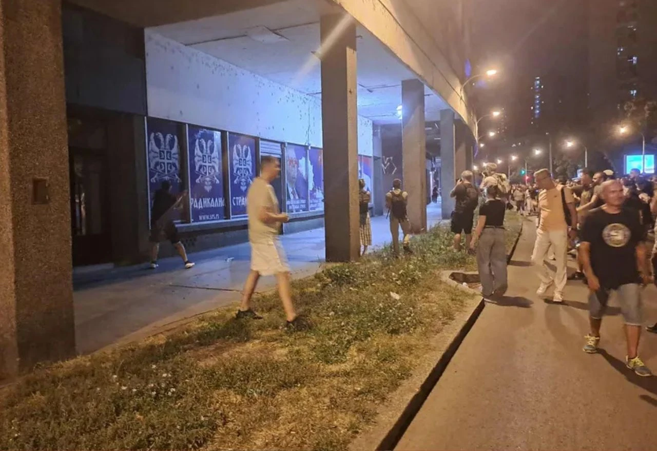 Prosvjedi u Srbiji: U Zemunu razbijene prostorije Šešeljeve stranke