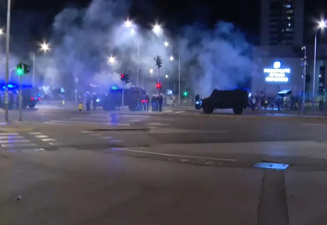 Sinoćnji prosvjedi širom Srbije završili sukobima s policijom
