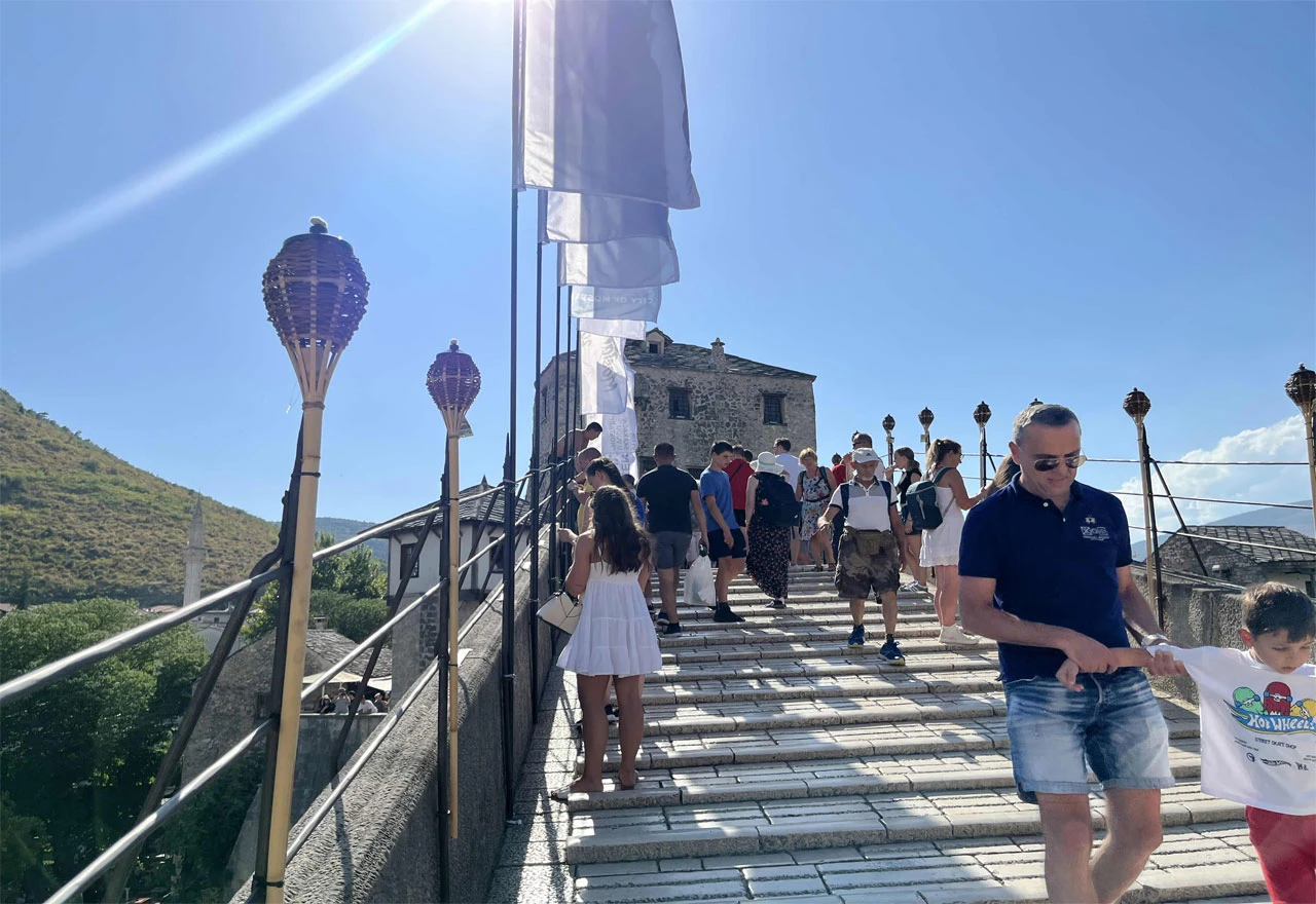 Mostar pun turista, koliko ih točno ima nitko ne zna