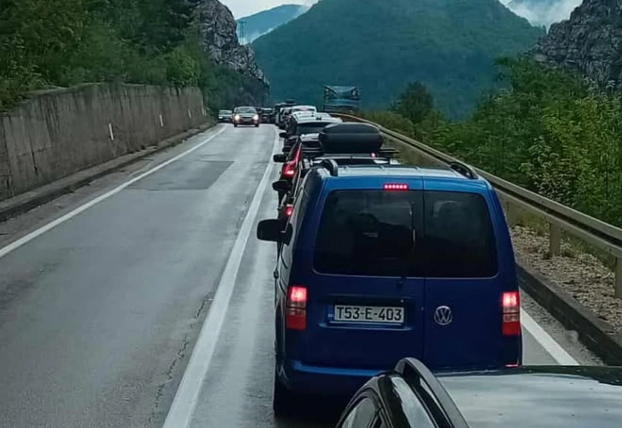 FOTO | Sudar kod Jablanice: Obustavljen promet na obje trake M-17