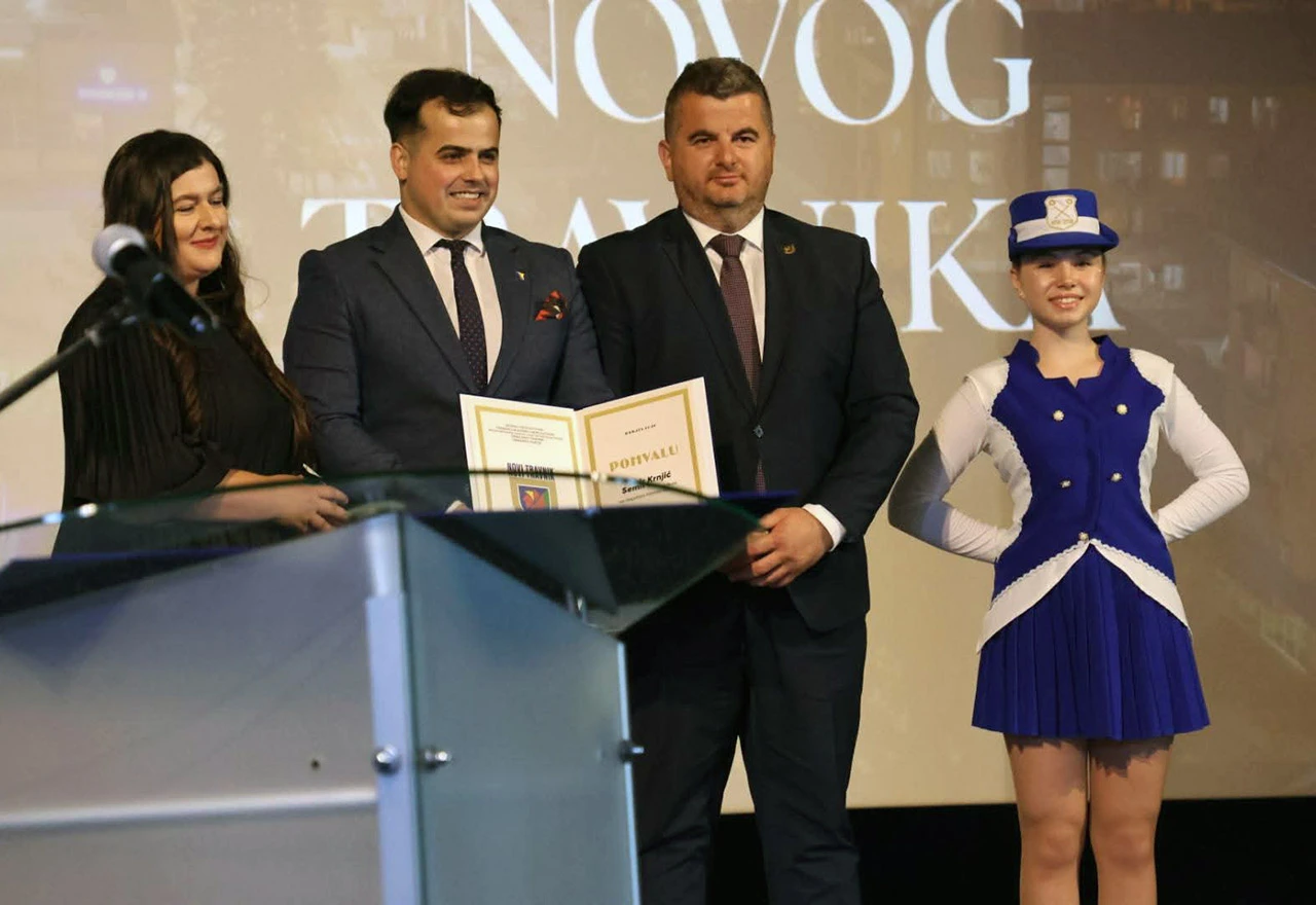 Iako radi kao konobar, objavio je sedam knjiga i uručeno mu je priznanje Grada Novog Travnika
