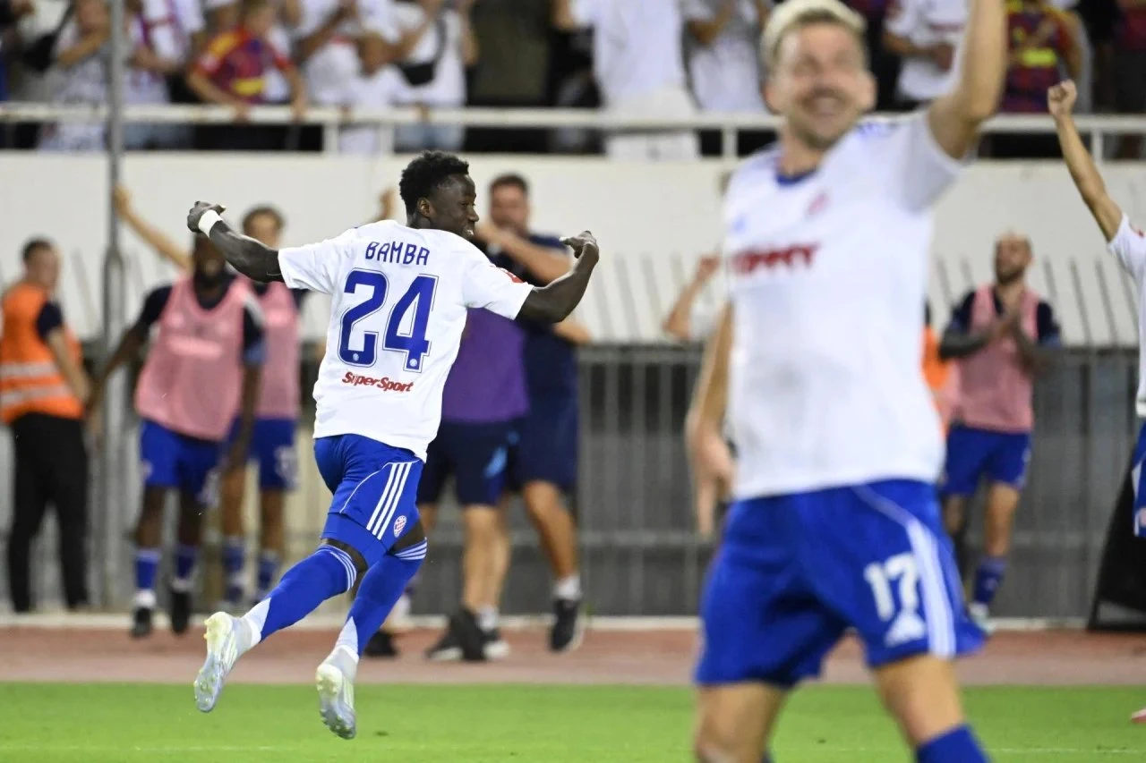 VIDEO | Hajduk uvjerljiv protiv Slavena na Poljudu, navijači bakljama gađali igrače