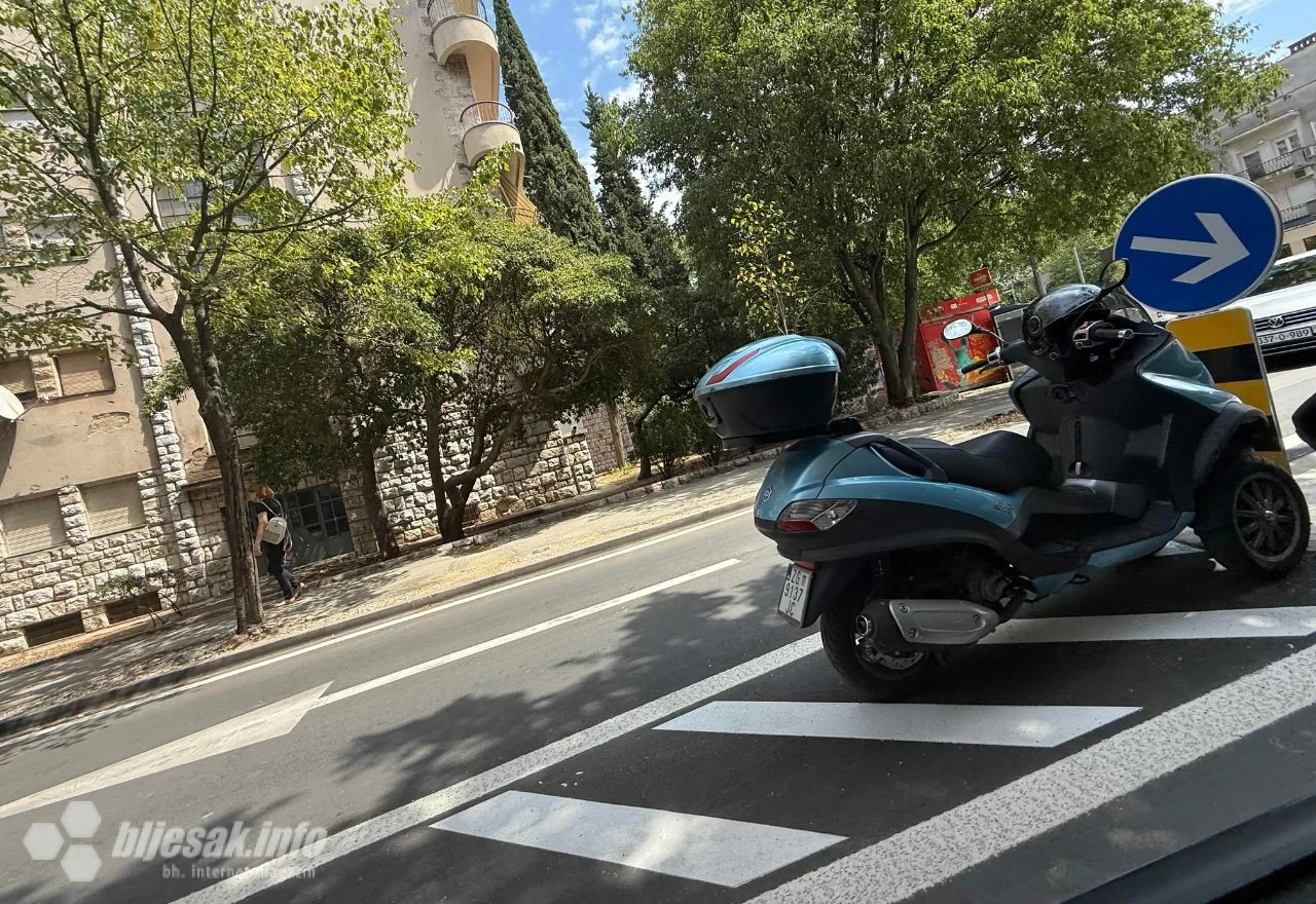 Motocikl parkiran na otoku kod hotela Ero u Mostaru