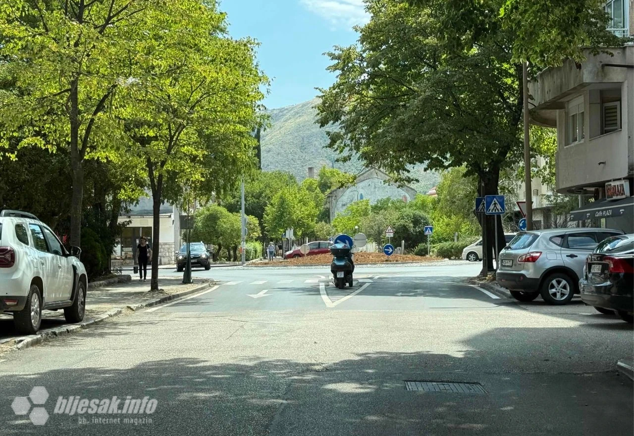 Motocikl parkiran na otoku kod hotela Ero u Mostaru