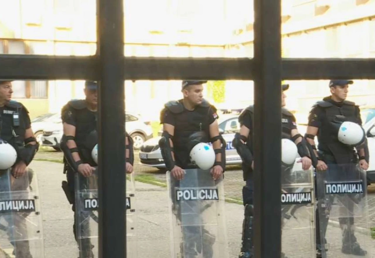 Studenti i građani blokirali sud u Novom Sadu: Uhićen zastupnik Jovović