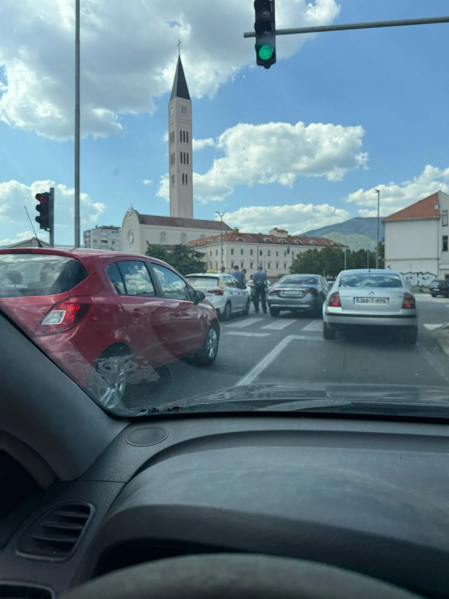 Sudar Golfa i taxi vozila na Bulevaru