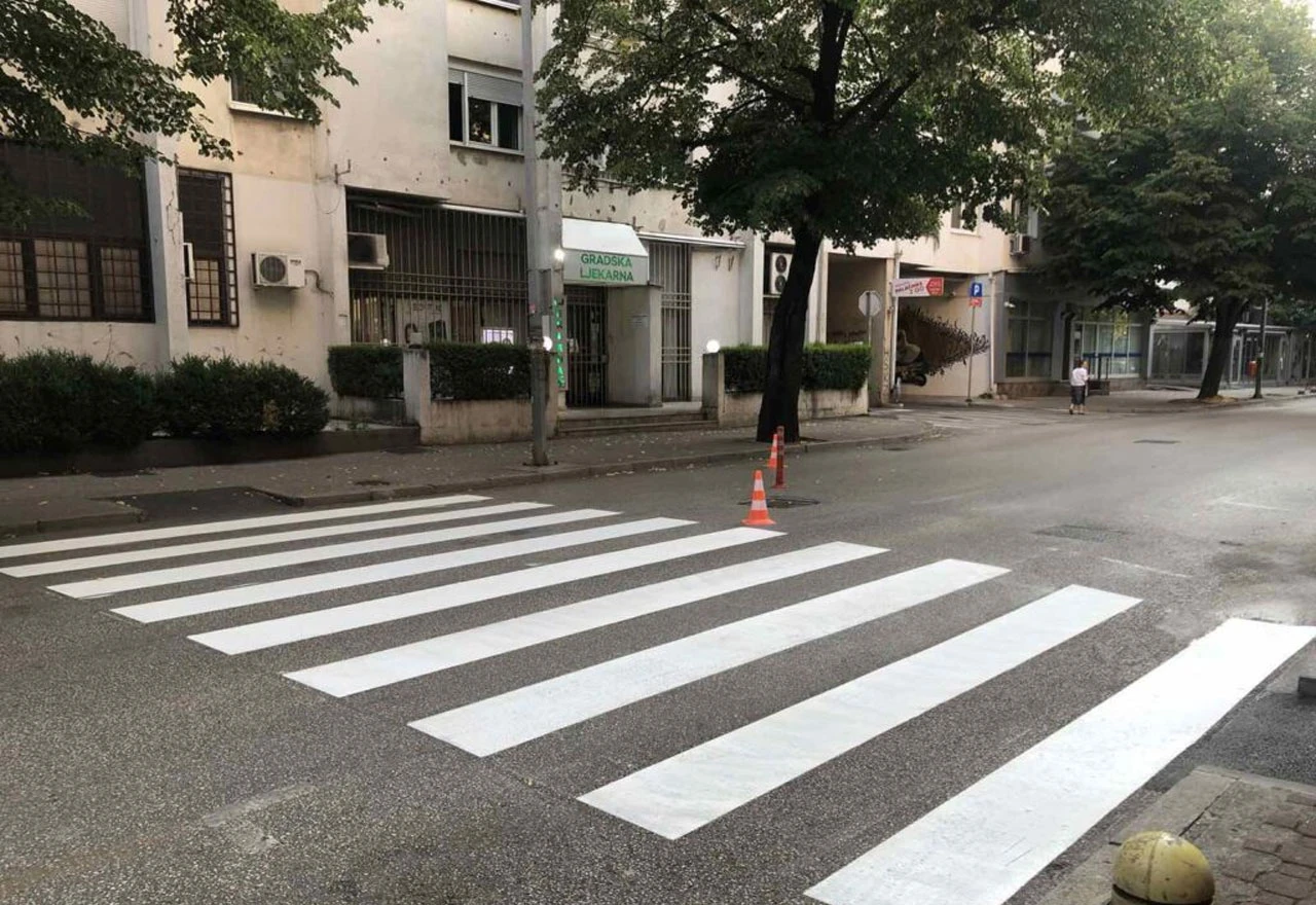 Mostar: Iscrtavanje horizontalne signalizacije na području grada