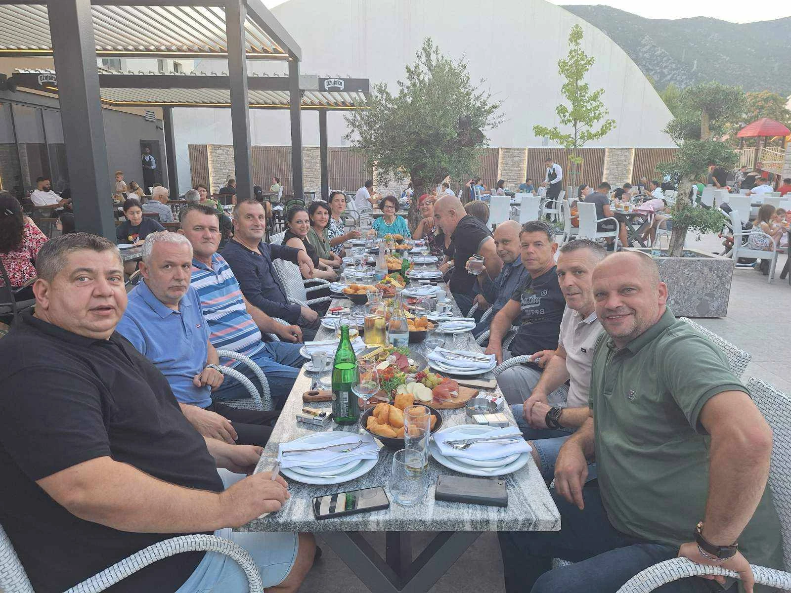 Druženje u restoranu