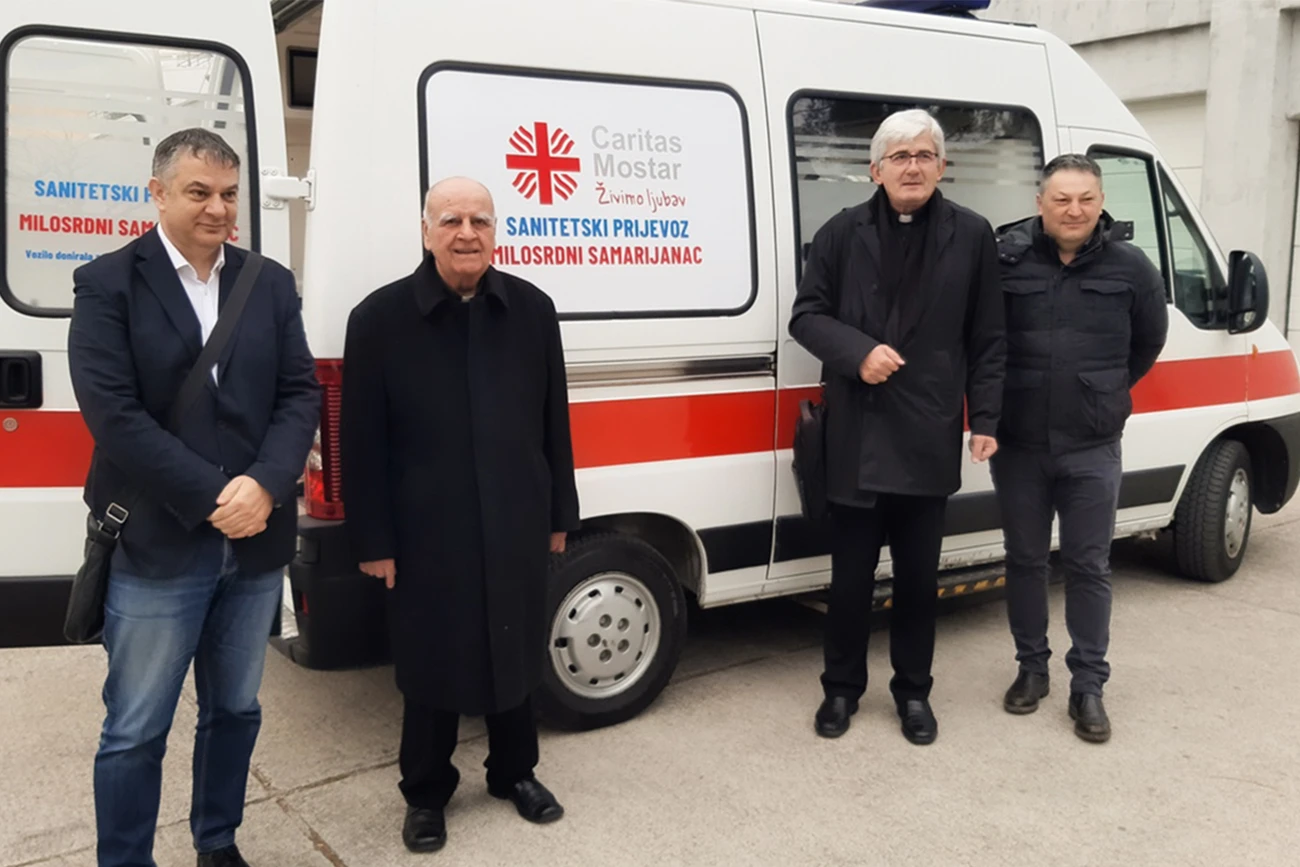 Miroslav Rupčić, sin i brat vlasnika firme M.R.M. (prvi s lijeva), poklonio je 2020. godine sanitetsko vozilo „Caritasu“ Mostara.