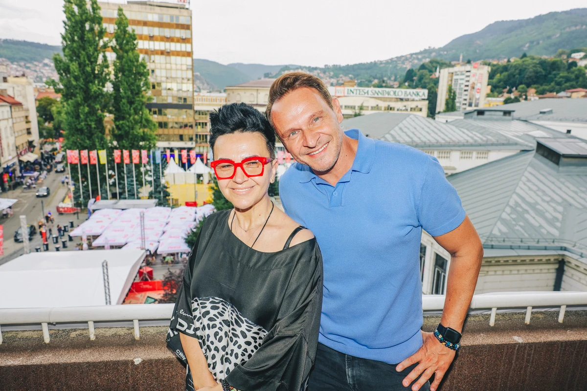 Zvijezde na kraju festivala: Enis Bešlagić i Amira Medunjanin posjetili Bingovu bazu