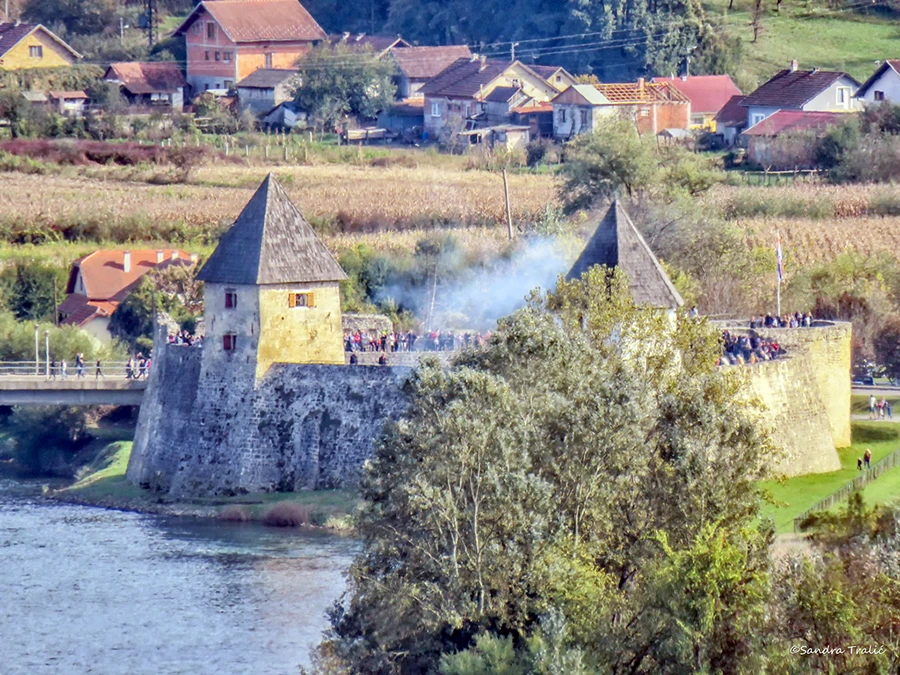 Kostajnica: ''Zora nam je u Partiji sjala / i na Balju pjesmu zapjevala''