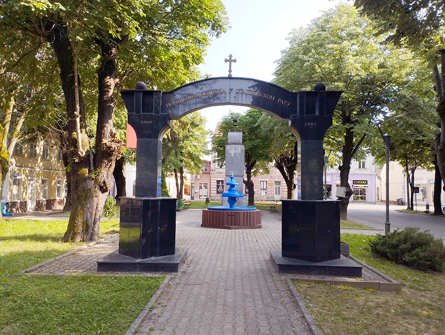 Partizanski spomenik se vidi kroz spomenik poginulim srpskim borcima
