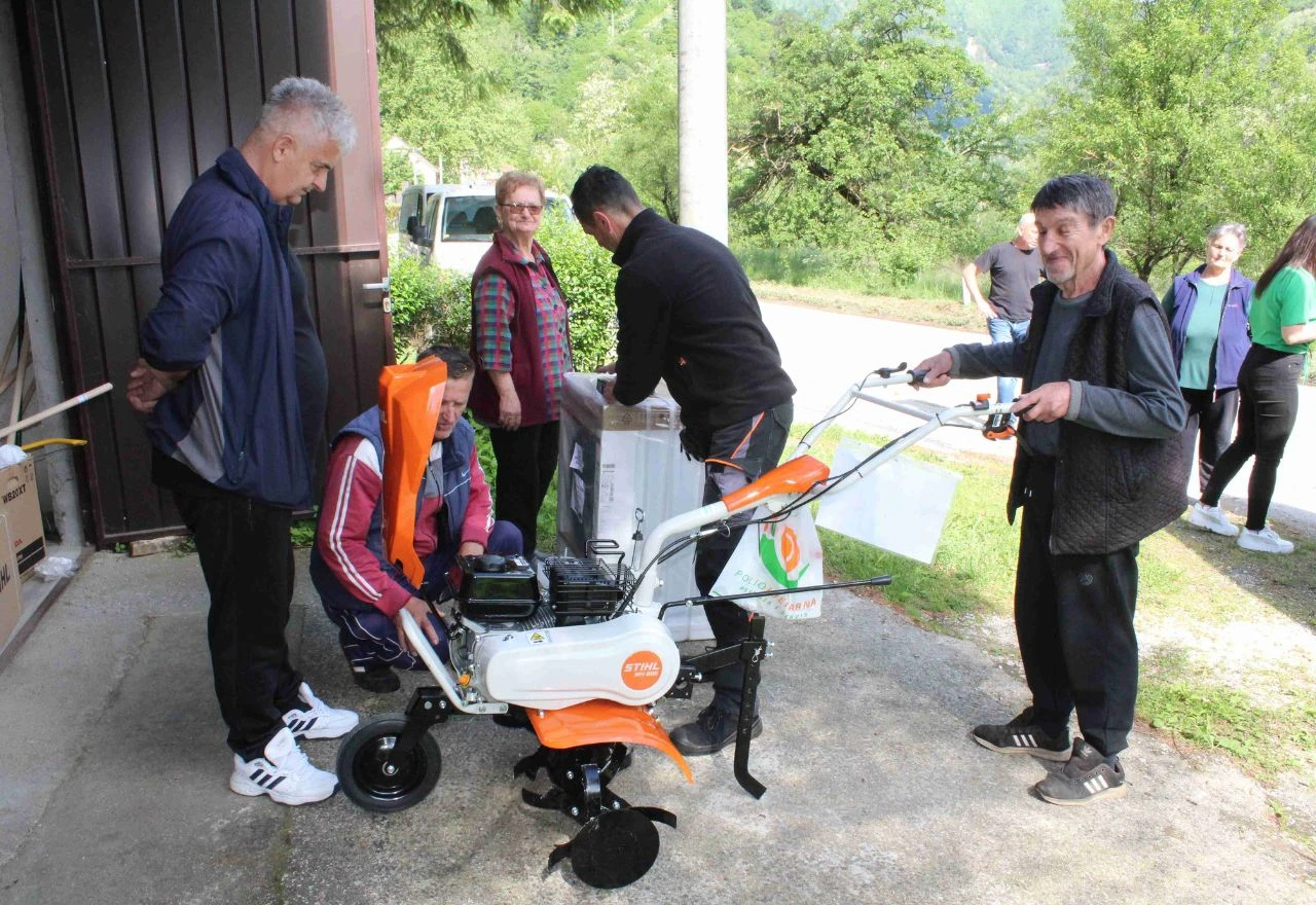 FOTO | Caritas osigurao pomoć za 60 obitelji pogođenih poplavama u BiH