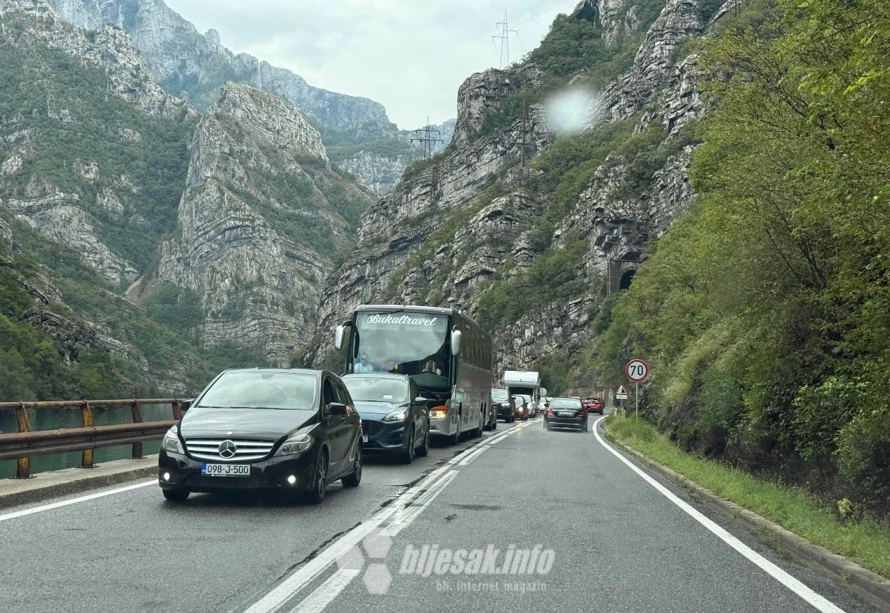 Gužve na cesti zabilježene su ovog petka na prilazu i prolazu kroz Jablanicu, kao i na prolazu kroz Konjic i Mostar