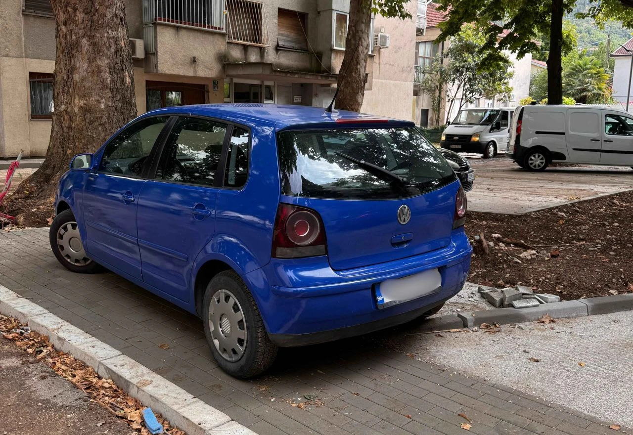 Mostarska posla: Automobili na nogostupu, pješaci na cesti